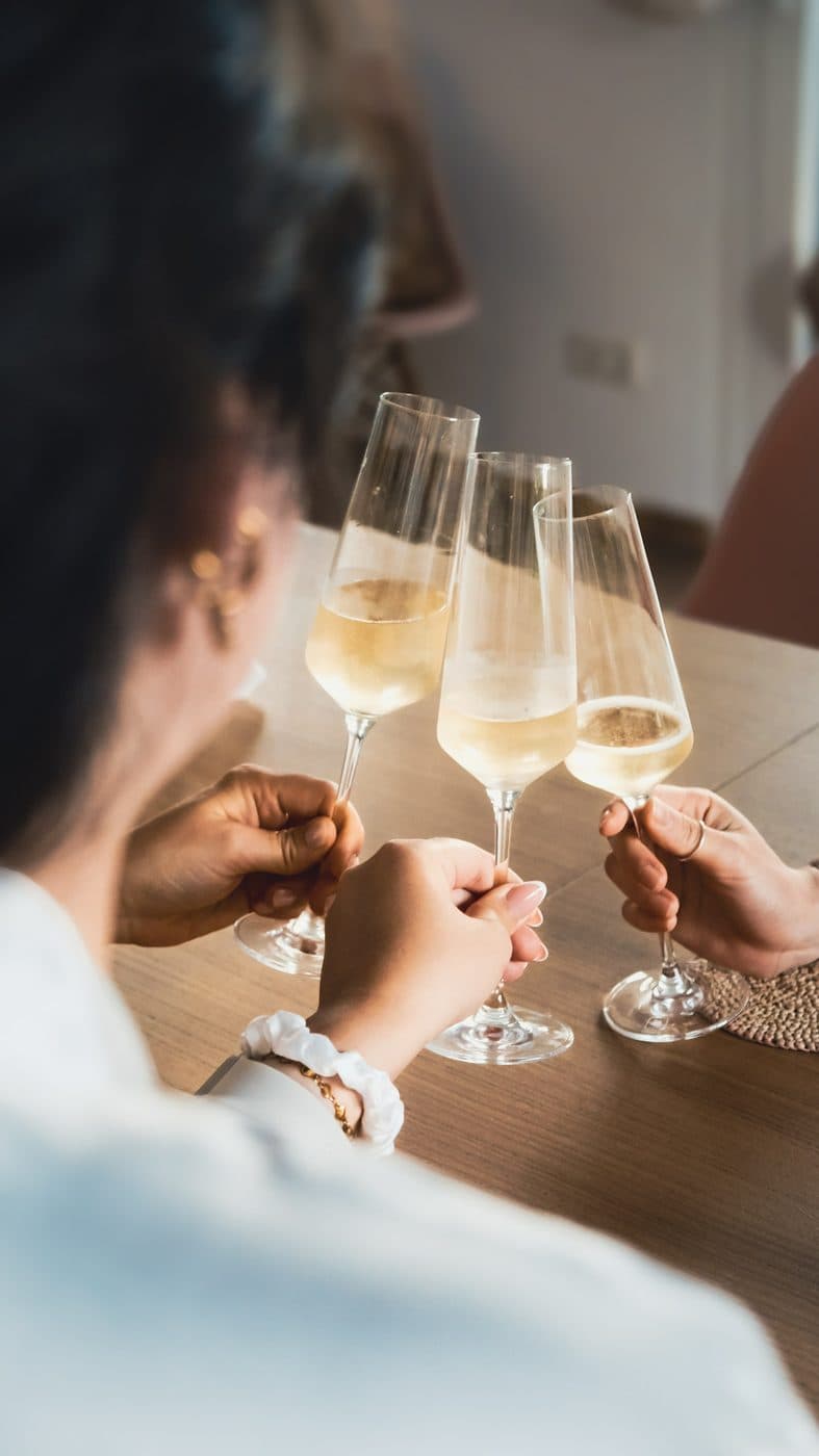 Anstoßen mit Sekt zur Feier